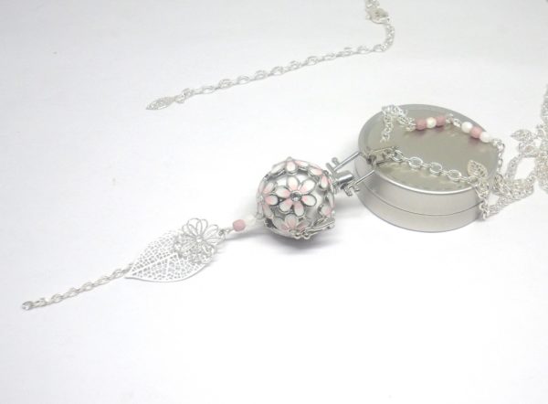 Bijou de grossesse fleurs feuilles perles blanc rose pastel pâle argenté perles en verre de Bohême pièce unique bola de grossesse par Odacassie les créations de Cassandre idée cadeau femme enceinte idée cadeau grossesse idée cadeau naissance