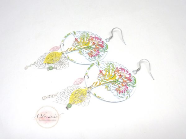 Boucles d'oreilles abres de vie colorés estampes arbres feuilles et perles blanc jaune rose vert multicolore pièce unique crochets acier inoxydable acier chirurgical par Odacassie les créations de Cassandre bijoux et accessoires faits main bijoux poétiques bijoux bohèmes bijoux romantiques idée cadeau femme