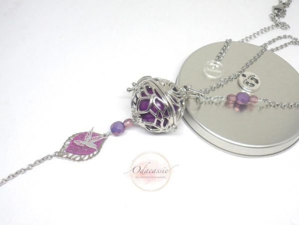 Bola de grossesse fleurs de lotus chaîne en acier inoxydable oiseau colibri symbole PMA estampes feuilles breloque petits pieds bola musical argenté et violet pièce unique par Odacassie les créations de Cassandre bijoux et accessoires faits main bijoux poétiques bijoux bohèmes bijoux romantiques idée cadeau future maman idée cadeau femme enceinte idée cadeau naissance idée cadeau grossesse