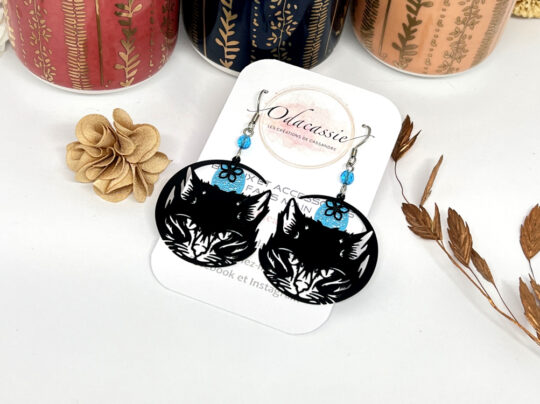 Boucles d'oreilles tête de chat noir bleu turquoise feuilles fleurs perles par Odacassie