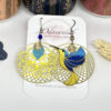 Boucles d'oreilles dépareillées colibri jaune et bleu fleur feuille sequins perles par Odacassie