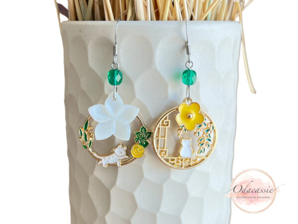 Boucles d'oreilles fleur nacre fleur jaune chats perles boucles d'oreilles asymétriques par Odacassie