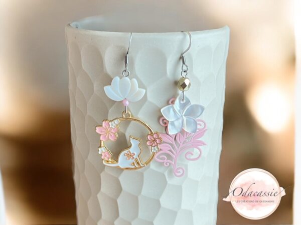 Boucles d'oreilles fleurs nacre lotus frangipanier asymétriques avec chat fleurs rose blanc doré par Odacassie