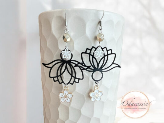 Boucles d'oreilles asymétriques lotus fleurs perles noir doré blanc par Odacassie