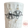 Boucles d'oreilles asymétriques lotus fleurs perles noir doré blanc par Odacassie