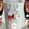 Boucles d'oreilles lapin asymétriques avec fleurs en nacre naturelle par Odacassie