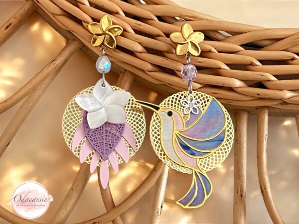 Clous d'oreilles colibri asymétriques fleurs frangipanier nacre par Odacassie