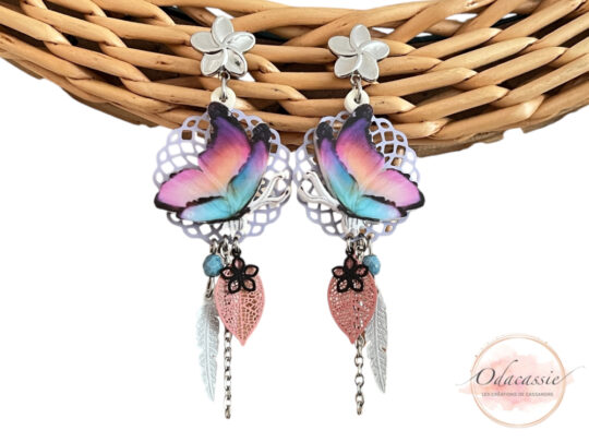 Clous d'oreilles papillons dreamcatcher fleurs de frangipanier rose mauve bleu argenté acier inoxydable et résine acrylique par Odacassie