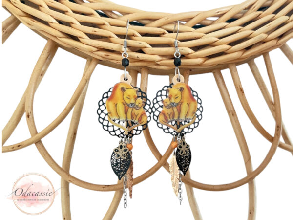 Boucles d'oreilles lions dreamcatcher attrape-rêves dans les tons noir blanc jaune orange or rose par Odacassie