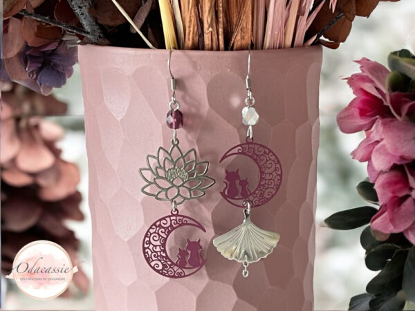 Boucles d'oreilles lotus chats ginkgo asymétriques tons prune et argenté estampes perles par Odacassie