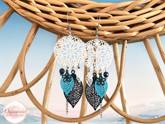 Boucles d'oreilles argentées fleurs esprit dreamcatcher avec feuilles et perles bleu turquoise bleu nuit par Odacassie