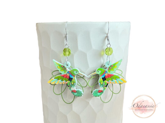 Boucles d'oreilles colibris verts avec pendentifs résine estampes fleurs stylisées et perles par Odacassie