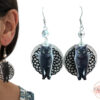 Boucles d'oreilles chats résine noirs avec estampes rosaces et perles par Odacassie