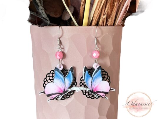 Boucles d'oreilles papillons résine estampes rosaces noires perles bleu rose par Odacassie