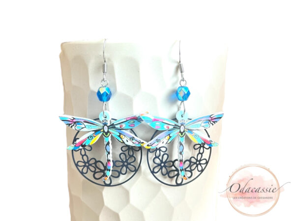 Boucles d'oreilles libellules multicolores sur fleurs bleu nuit estampes perles laiton acier inoxydable résine par Odacassie