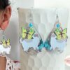 Boucles d'oreilles chats tricolores et papillons avec fines estampes gouttes laiton acier inoxydable perles par Odacassie