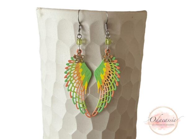 Boucles d'oreilles ailes d'ange orange vert jaune laiton et acier inoxydable perles par Odacassie