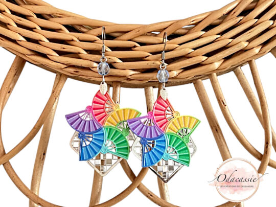 Boucles d'oreilles rainbow fleurs éventails losanges perles par Odacassie