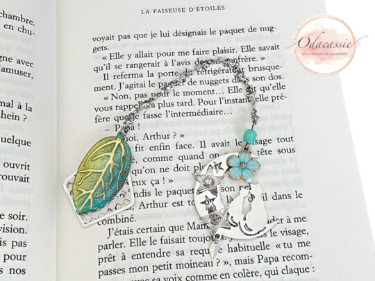 Marque-page chats argentés fleur bleue pendentif feuille acrylique estampe losange perle par Odacassie