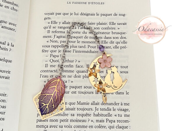 Marque-page chats dorés fleur rose pendentif feuilles étoiles par Odacassie