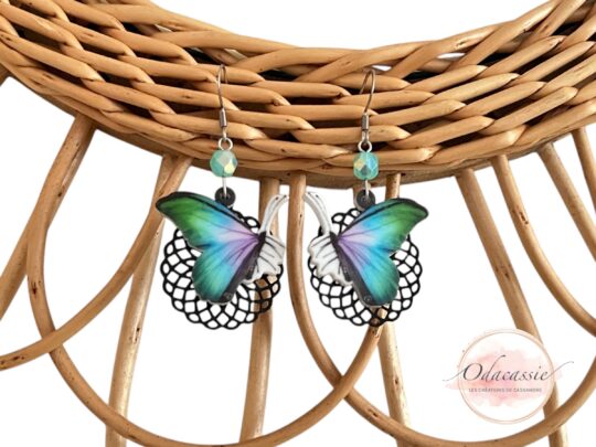 Boucles d'oreilles papillons bleu vert mauve noir blanc avec pendentifs en résine estampes rosaces et perles par Odacassie