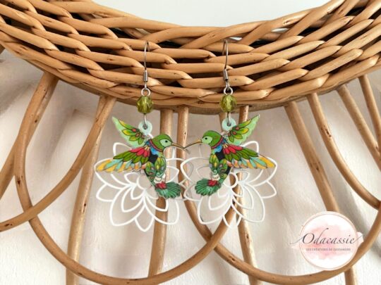 Boucles d'oreilles colibris verts sur fleurs blanches résine laiton acier inoxydable perles par Odacassie