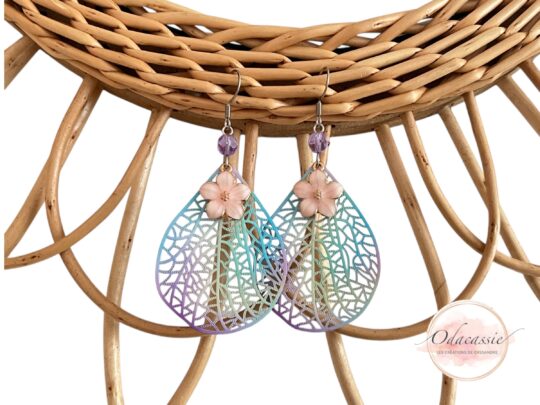 Boucles d'oreilles tons pastel pendentifs fleurs estampes gouttes par Odacassie