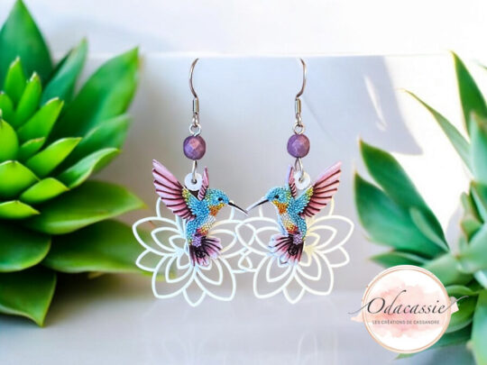 Boucles d'oreilles colibris multicolores sur fleurs blanches laiton résine acier inoxydable par Odacassie