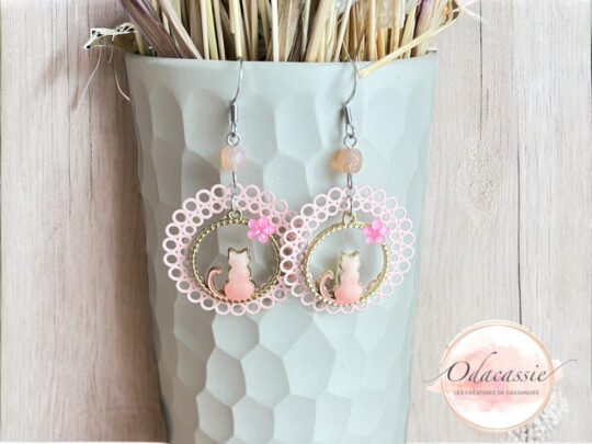 Boucles d'oreilles chats pastel dégradé rose abricot doré pièce unique laiton acier inoxydable par Odacassie