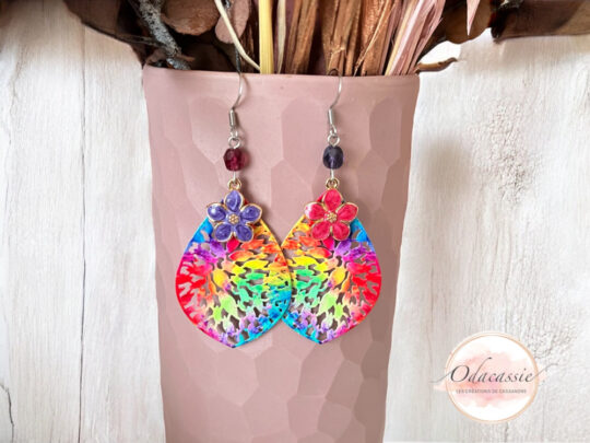 Boucles d'oreilles multicolores gouttes et fleurs perles asymétriques laiton et acier inoxydable par Odacassie